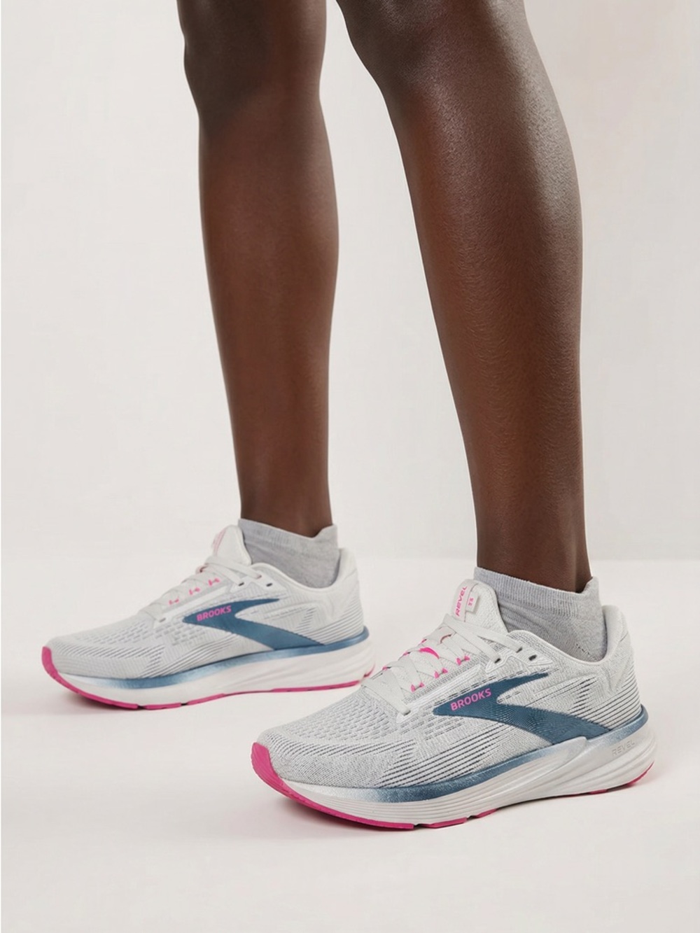 New Brooks Revel 8 Women’s size 8.5 White & Blue Running Shoe with Pink Accents - Picture 14 of 14